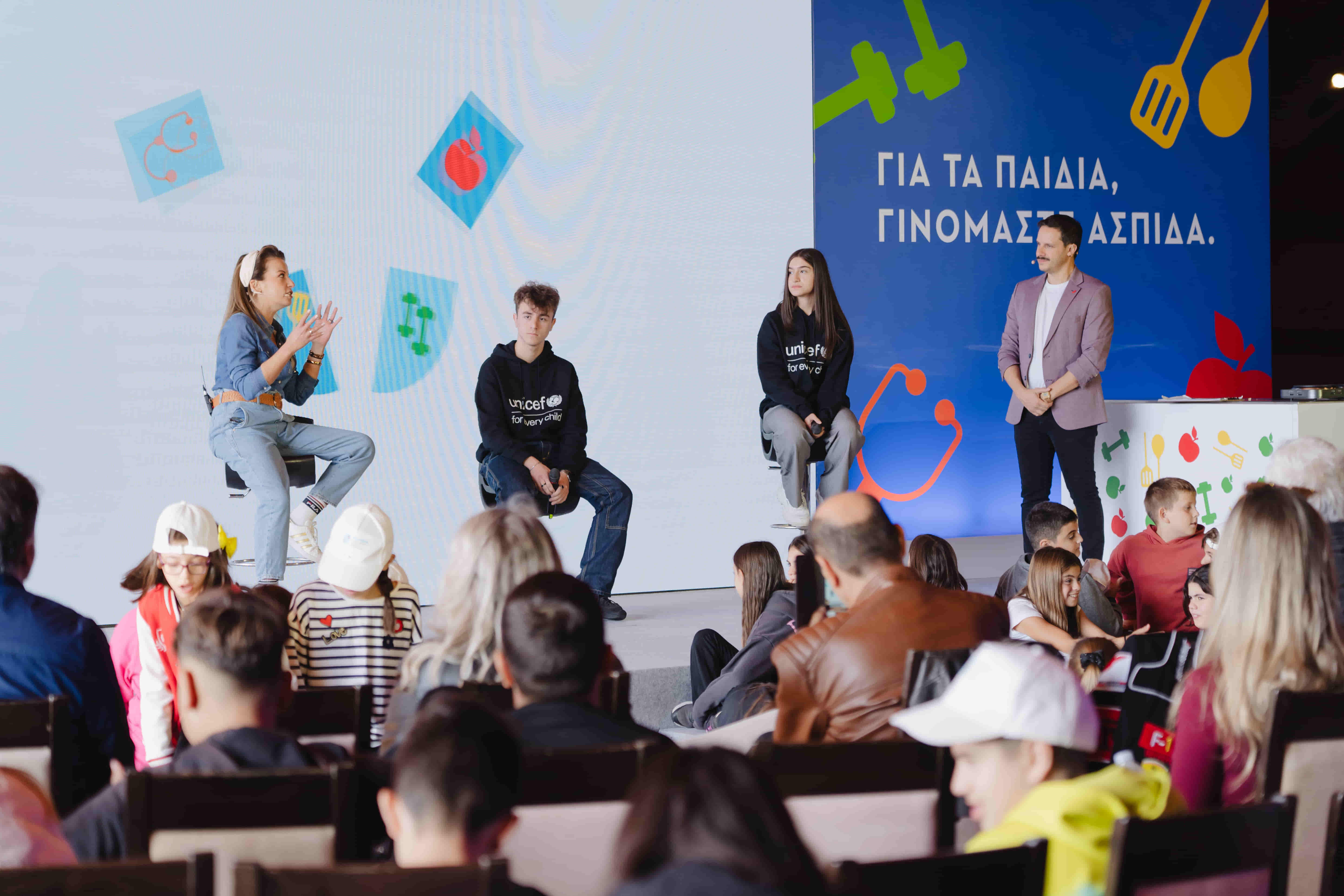 (Από αριστερά στα δεξιά) Σ. Τσαλουχίδου, Διαιτολόγος, Μέλη του Youth Club της UNICEF, Δ. Μακαλιάς