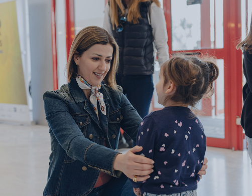 Η Αναπληρώτρια Υπουργός Υγείας κα Αγαπηδάκη μιλάει σε παιδάκι
