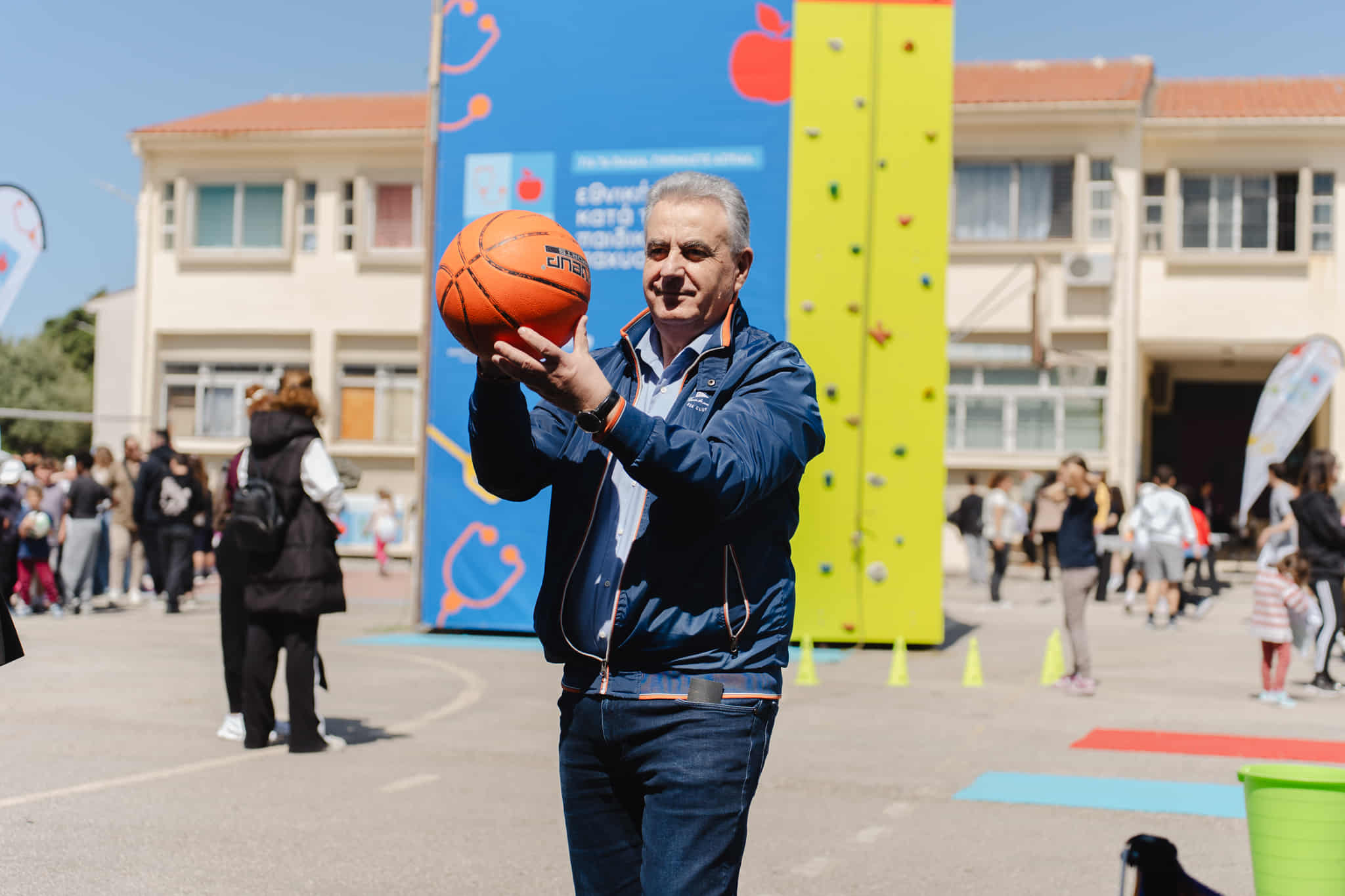 Γονιός που κρατάει μια μπάλα μπάσκετ