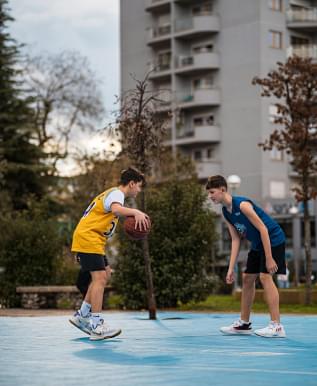 Φωτογραφία παιδιών που παίζουν μπάσκετ σε ανοικτό χώρο