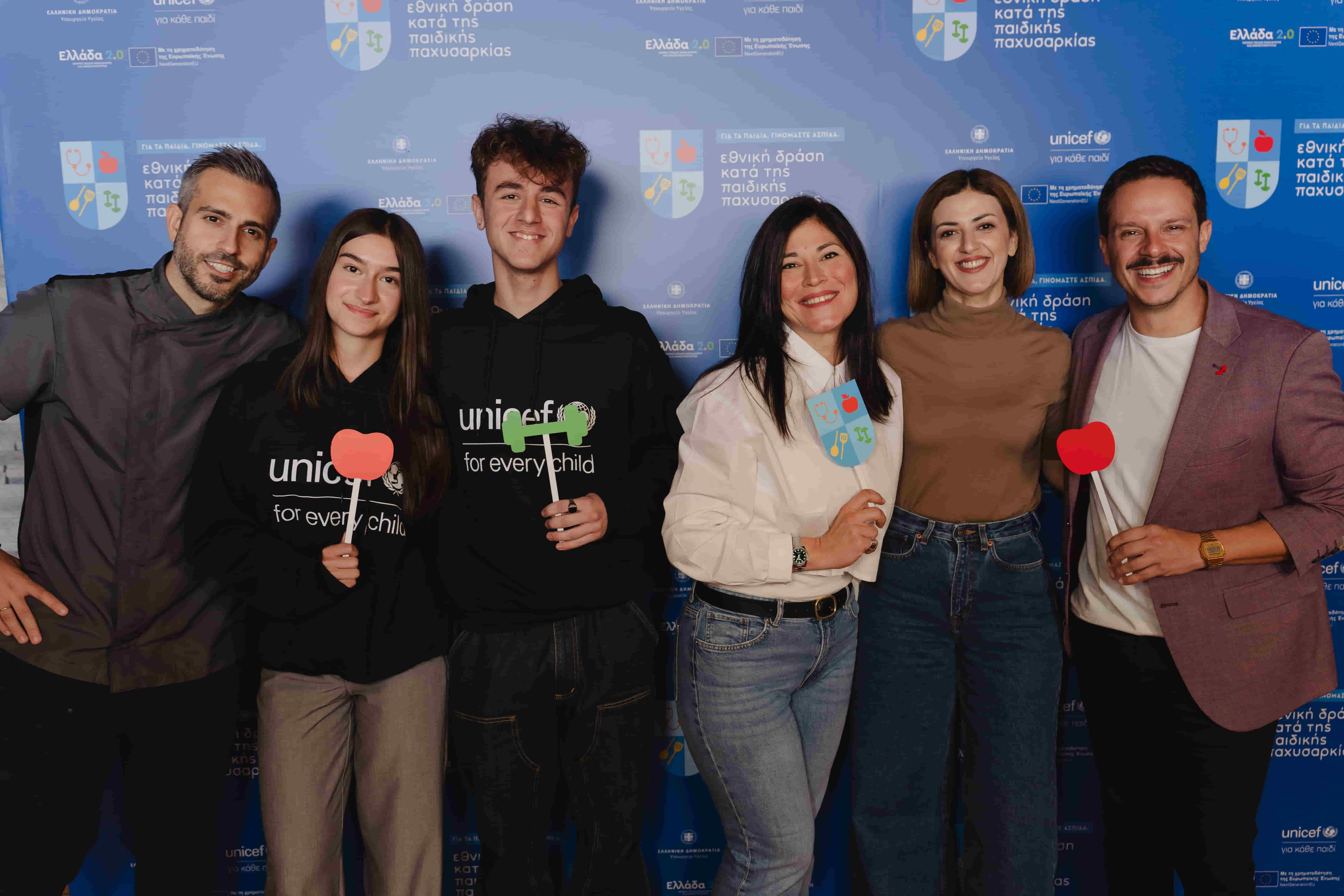 (Από Αριστερά Στα Δεξιά)  Μέλη Του Youth Club , Ελευθερία Μπενοβία,Ε. Αγαπηδάκη, Δ. Μακαλιάς