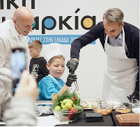 Ο πρωθυπουργός κος Κ. Μητσοτάκης μαγειρεύει μαζί με τα παιδά